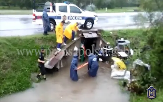 Rescataron a una persona de un canal. VIDEO