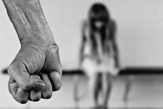 Denunció a su padre por golpearla salvajemente