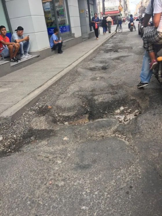Vecinos solicitan el arreglo de una calle peligrosa