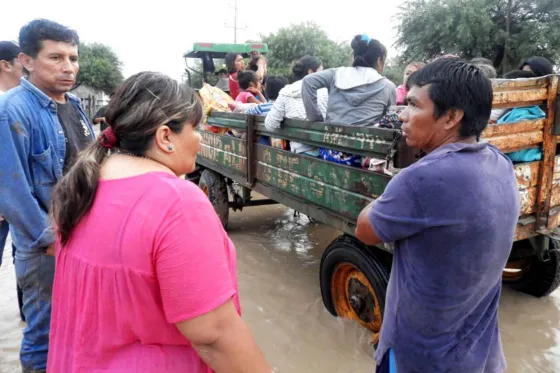 Ante la crecida del Pilcomayo, evacuaron a familias de la comunidad La Curvita