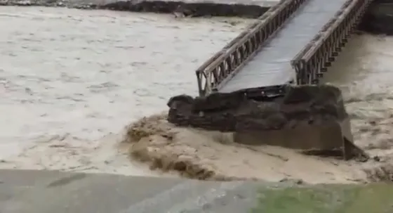 Por el temporal, se desmoronó un puente en Los Toldos. Video