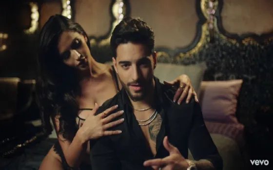 Maluma ya no está solo y debió agrandar el cuarto