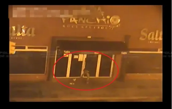 A las patadas rompieron la puerta de un local para robar una caja de fernet. VIDEO