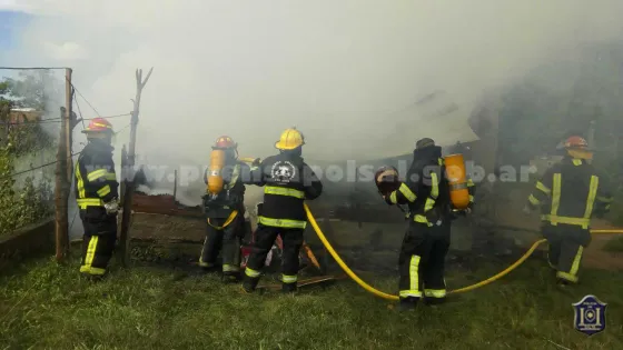 Un incendió dejó sin nada a una familia en Vaqueros                    