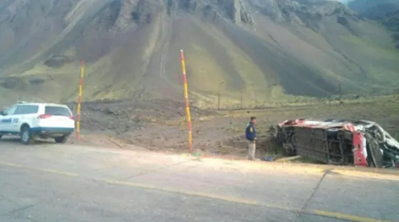 Mendoza: Desbarrancó un micro y tres nenes murieron