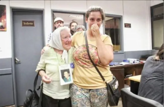 Filmó la detención de un chico de 13 y se la llevaron presa. Video