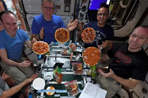 Insólito: Un grupo de astronautas comió pizzas en el espacio (VIDEO)