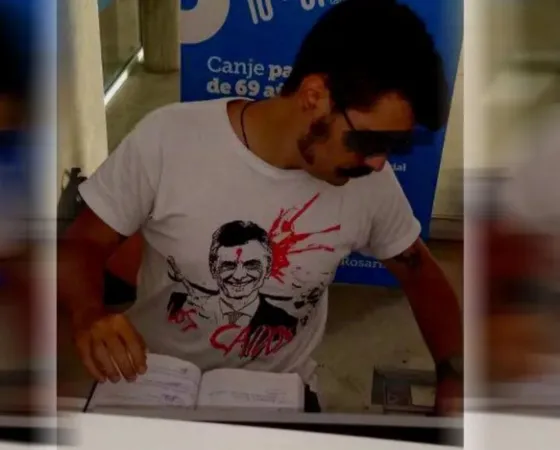 Escándalo por un empleado municipal que atendía con una remera  de Macri con un tiro en la frente