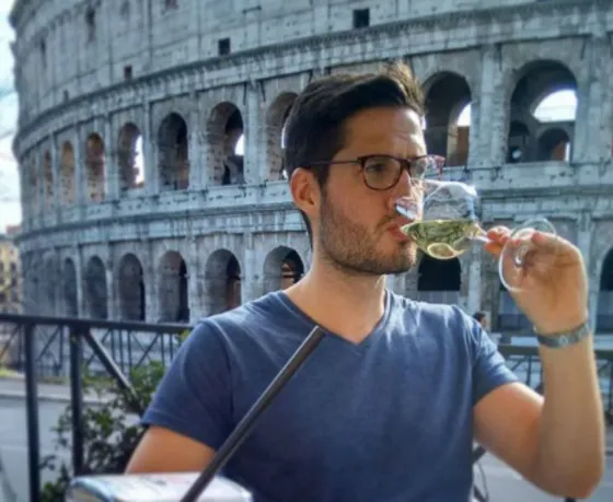 Usó Tinder para conquistar a mujeres en 20 ciudades de Europa y no pagar hotel