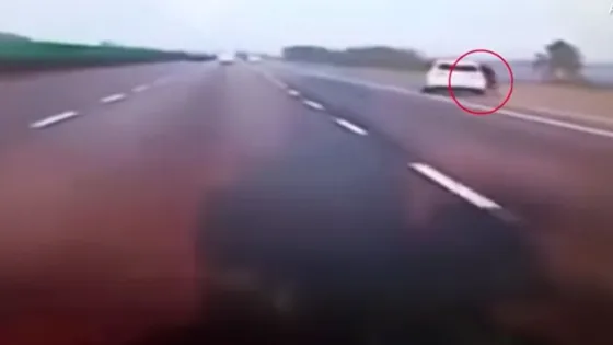 Tuvieron una discusión y ella saltó del auto a 100 km/h. Video