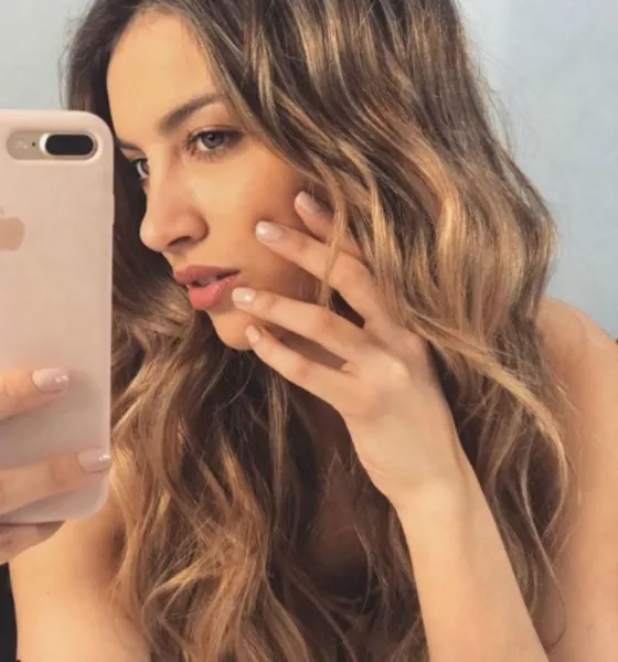 Una de las azafatas de Kaczka publicó una foto de su novio desnudo, por error