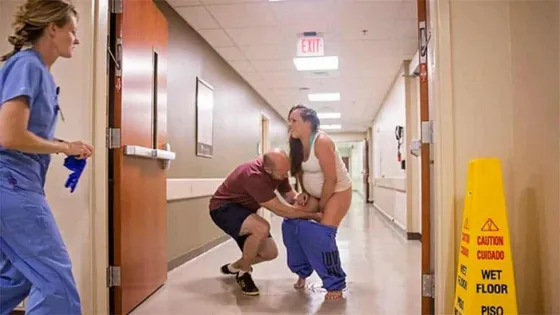 Retrataron el dramático parto de una mujer en el pasillo del hospital