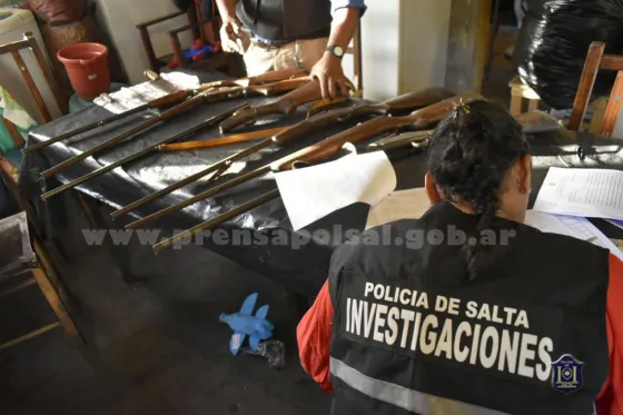 Allanan domicilios y detienen a integrantes de una barra de un club salteño