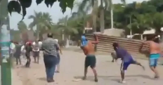 Enfrentamiento entre supuestos trabajadores de El Tabacal y la policía. Video