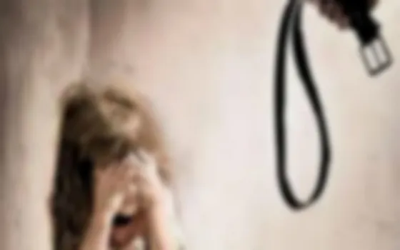 Castigó con cintarazos a sus hijitos por tirar su celular al agua