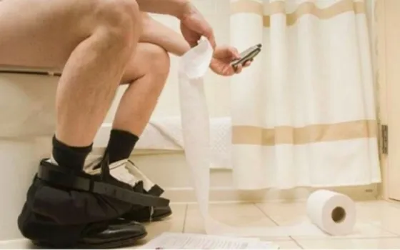 Se le cayó el recto por estar tanto tiempo en el inodoro