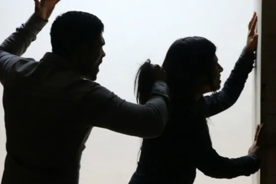 Desnudo, golpeó ferozmente a su esposa y sus dos hijas en una terraza