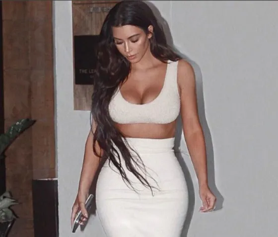 Kim Kardashian mostró su nueva silueta con una selfie