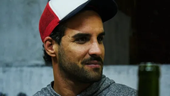 Los echaron por besarse y no pudieron denunciar porque la policía los humilló