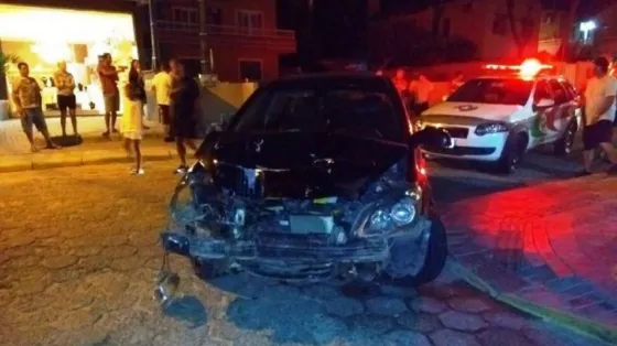 Un argentino atropelló a dos turistas en Brasil y casi lo linchan