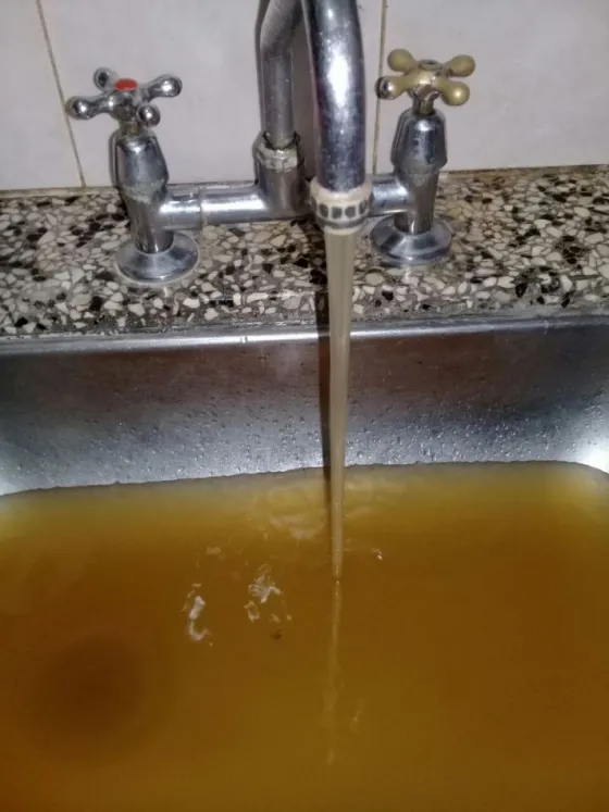 Así sale el agua en Tartagal (Video)
