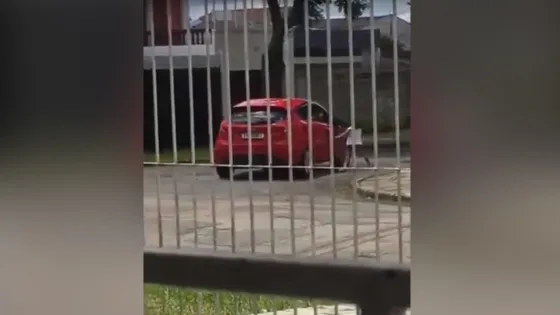 Abandonó a su hija en plena calle mientras la niña llorando le pedía que no se vaya. Video