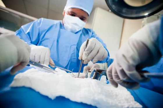 Descubrieron dos anos en el cuerpo de una mujer. Fotos