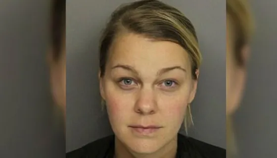 Una docente fue detenida tras ser hallada desnuda con un alumno