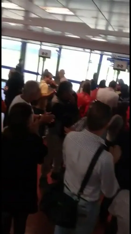 Más de 100 pasajeros varados en el aeropuerto