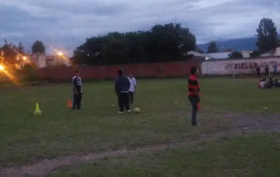 Quieren destruir una cancha de barrio Castañares donde juegan más de 100 chicos