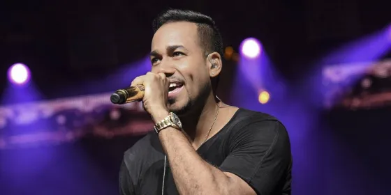 En pleno show, Romeo Santos obligó a una fan a tocarle sus partes íntimas (VIDEO)