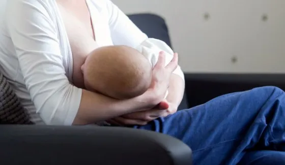 Por primera vez, una mujer trasngénero pudo amamantar a su bebé