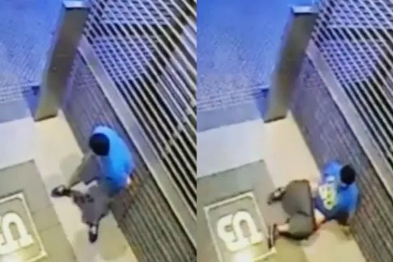 Defecó en la puerta de un edificio, se resbaló y cayó sobre su excremento. VIDEO