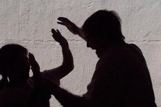 Atacó a golpes a su novia y a su suegra