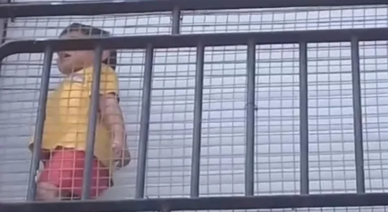 Indignante: Encerraron a un niño en un pequeño balcón (VIDEO)