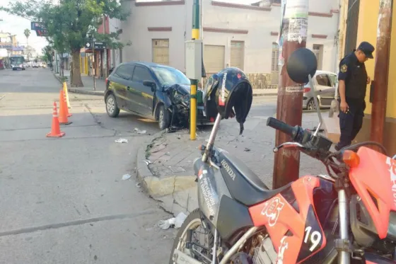 Perdió el control y chocó contra un semáforo