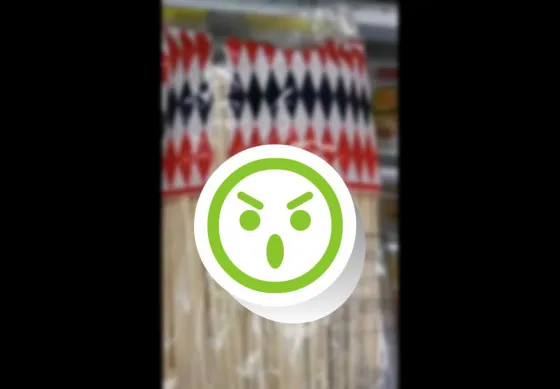 Fue a comprar fideos y encontró algo asqueroso en el paquete