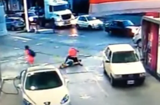 Tremendo: A las piñas en una estación de servicio (VIDEO)