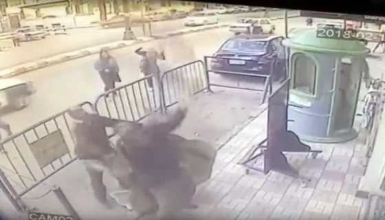 Increíble rescate a un niño que cayó del tercer piso. Video