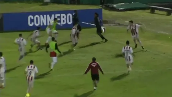 ¡Insólito! Utilizó el banderín del córner como lanza. Video