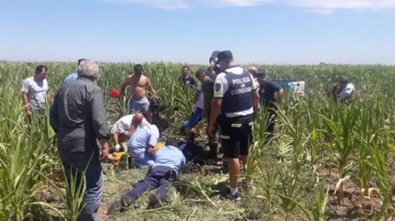Se desprendió la cabina de un avión y el copiloto se tiró en pleno vuelo