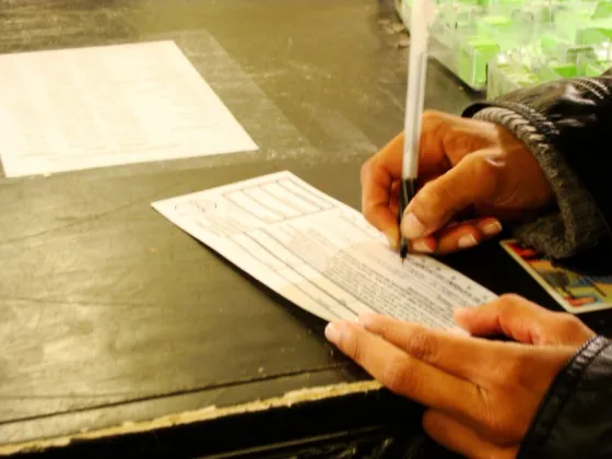 Falsificaron la firma de una persona hipoacúsica para obtener un crédito, pero no deberá pagarlo