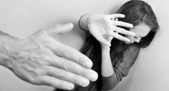 Víctima de violencia de género denuncia al gremio mercantil