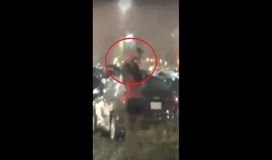 Indignante: Una mujer usó a su hijita de paraguas para no mojarse. VIDEO