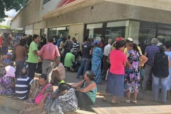 Venezuela: Jubilado murió haciendo fila para cobrar una pensión de un dólar