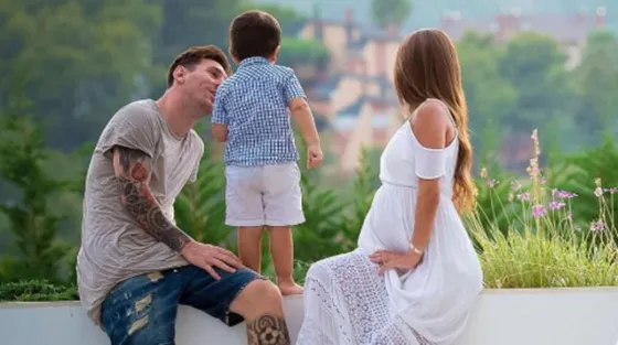 En familia, Messi fue a buscar a su hijo al cole
