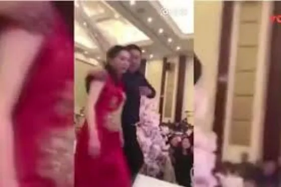 ¡Escándalo! El suegro se chapó a la novia en medio del casamiento. Video
