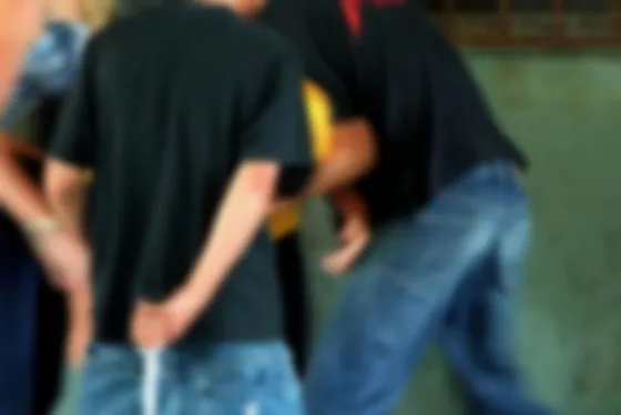 Le vendieron un par de medias y luego lo asaltaron