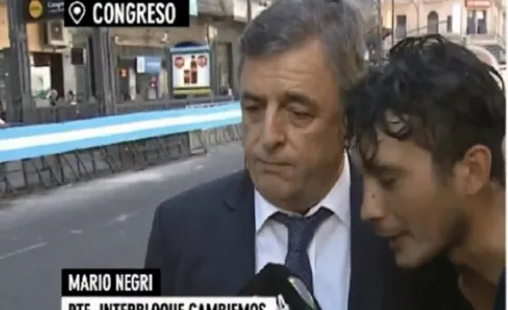 TERRIBLE: Negri le pegó a un manifestante y quedó todo filmado (VIDEO)
