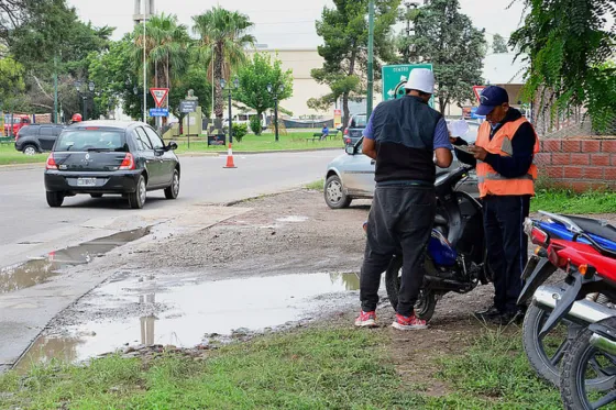 Piden que se denuncie a inspectores de tránsito "escondidos detrás de los yuyos"